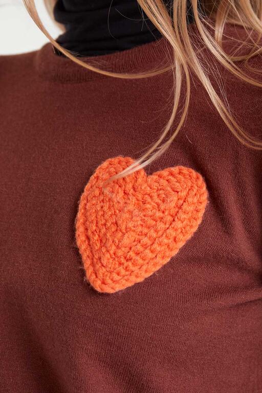 Jersey de punto marrón con print de corazón