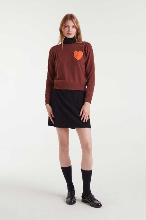 Jersey de punto marrón con print de corazón