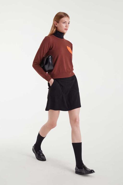 Jersey de punto marrón con print de corazón