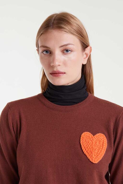 Jersey de punto marrón con print de corazón