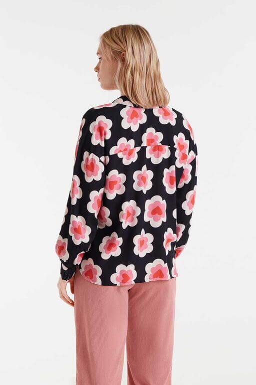 Camisa negra de mujer con estampado Sweetheart en tonos rosas y rojos, manga larga y cuello camisero de Compañía Fantástica