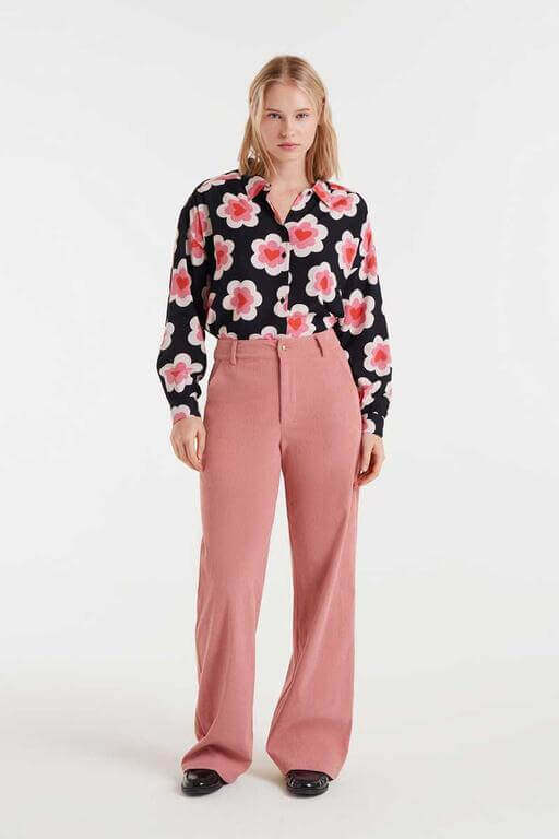 Camisa negra de mujer con estampado Sweetheart en tonos rosas y rojos, manga larga y cuello camisero de Compañía Fantástica