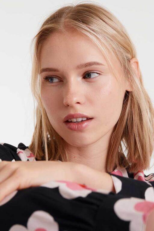 Camisa negra de mujer con estampado Sweetheart en tonos rosas y rojos, manga larga y cuello camisero de Compañía Fantástica