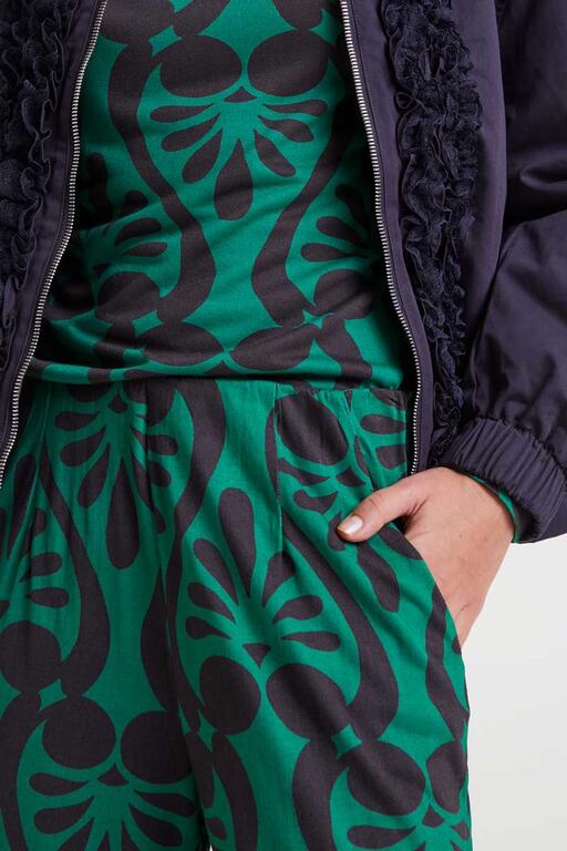 Detalle del tejido del pantalón con estampado Baroque verde y negro de Compañía Fantástica