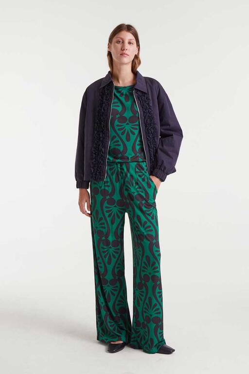 Pantalón con estampado Baroque de Compañía Fantástica en conjunto con chaqueta azul marino para un estilo elegante y moderno