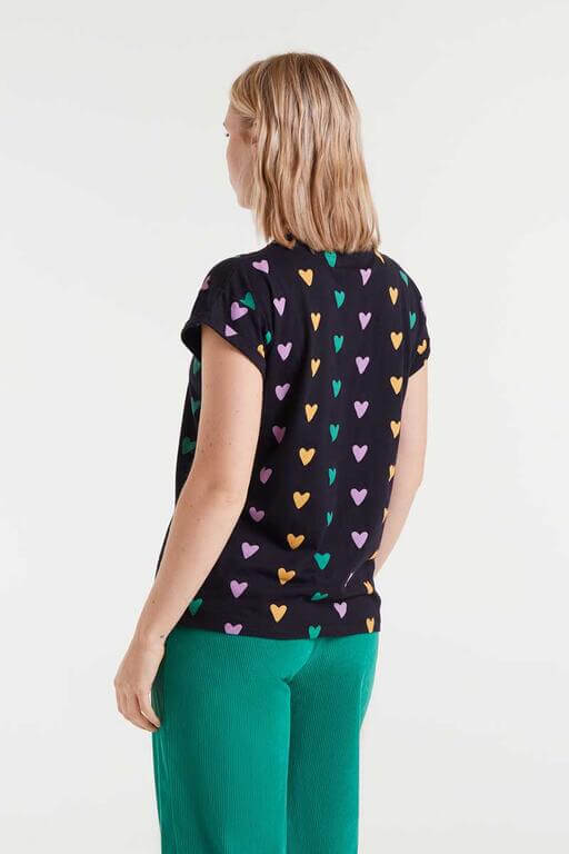 Vista trasera de camiseta 100% algodón con estampado Cupido Lines de corazones en colores morado, amarillo y verde de Compañía Fantástica
