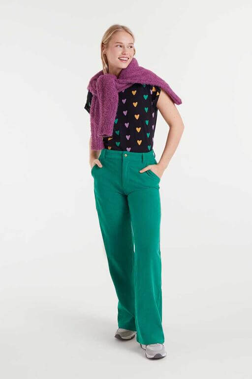 Camiseta 100% algodón con estampado Cupido Lines de Compañía Fantástica combinada con pantalón verde para un look casual y juvenil