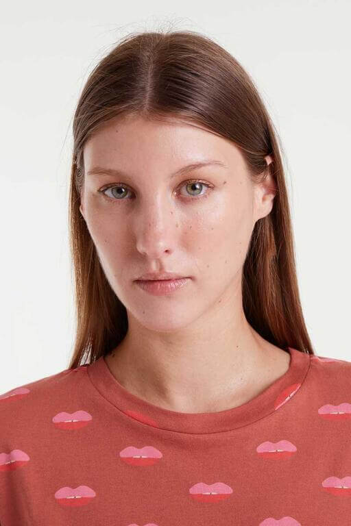Detalle del estampado Lips en camiseta 100% algodón color terracota con labios rosas de Compañía Fantástica