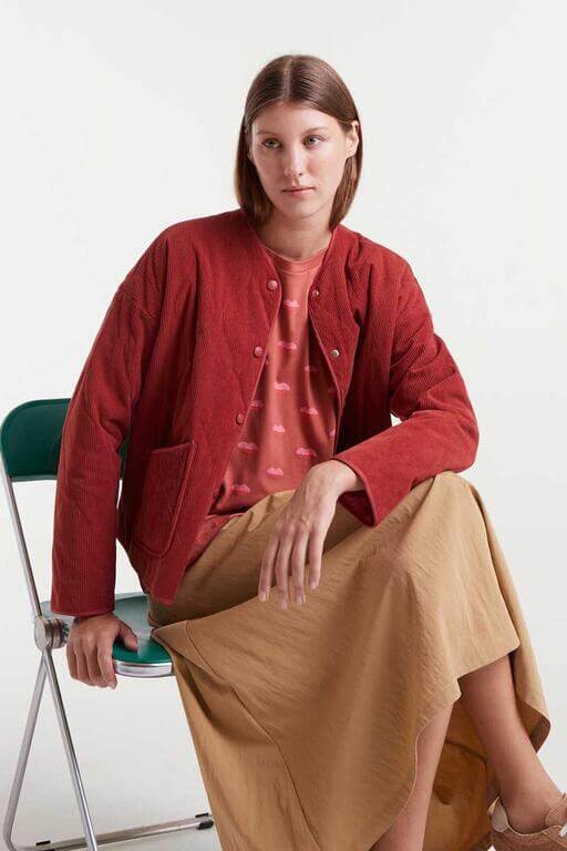 Camiseta 100% algodón con estampado Lips de Compañía Fantástica combinada con falda beige y chaqueta roja para un look casual