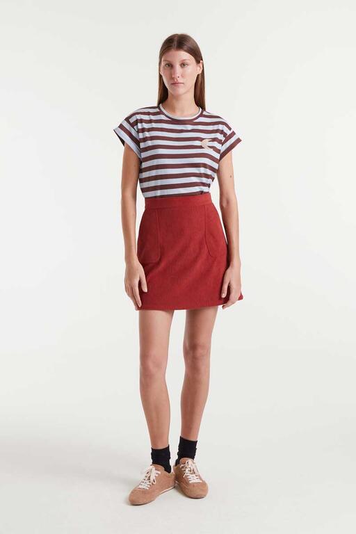 Camiseta 100% algodón con estampado de rayas marrón y bordado de luna combinada con falda roja de Compañía Fantástica