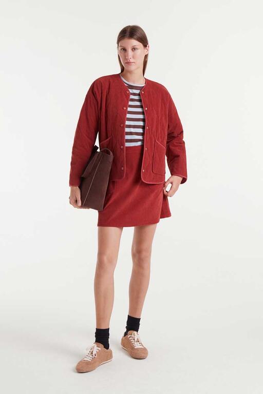 Camiseta 100% algodón con estampado de rayas marrón y bordado de luna de Compañía Fantástica combinada con chaqueta roja para un look casual