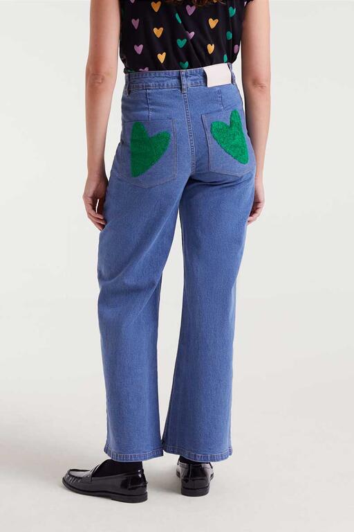 Vista trasera de pantalón vaquero negro con bordado de corazones verdes en bolsillos traseros de Compañía Fantástica