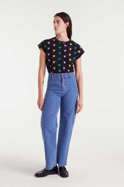 Pantalón vaquero negro con bordado de corazones verdes, corte recto y tiro alto de Compañía Fantástica