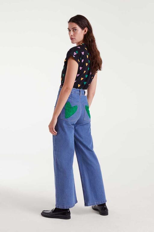 Pantalón vaquero negro de Compañía Fantástica con bordado de corazones en la parte trasera, estilo casual y juvenil
