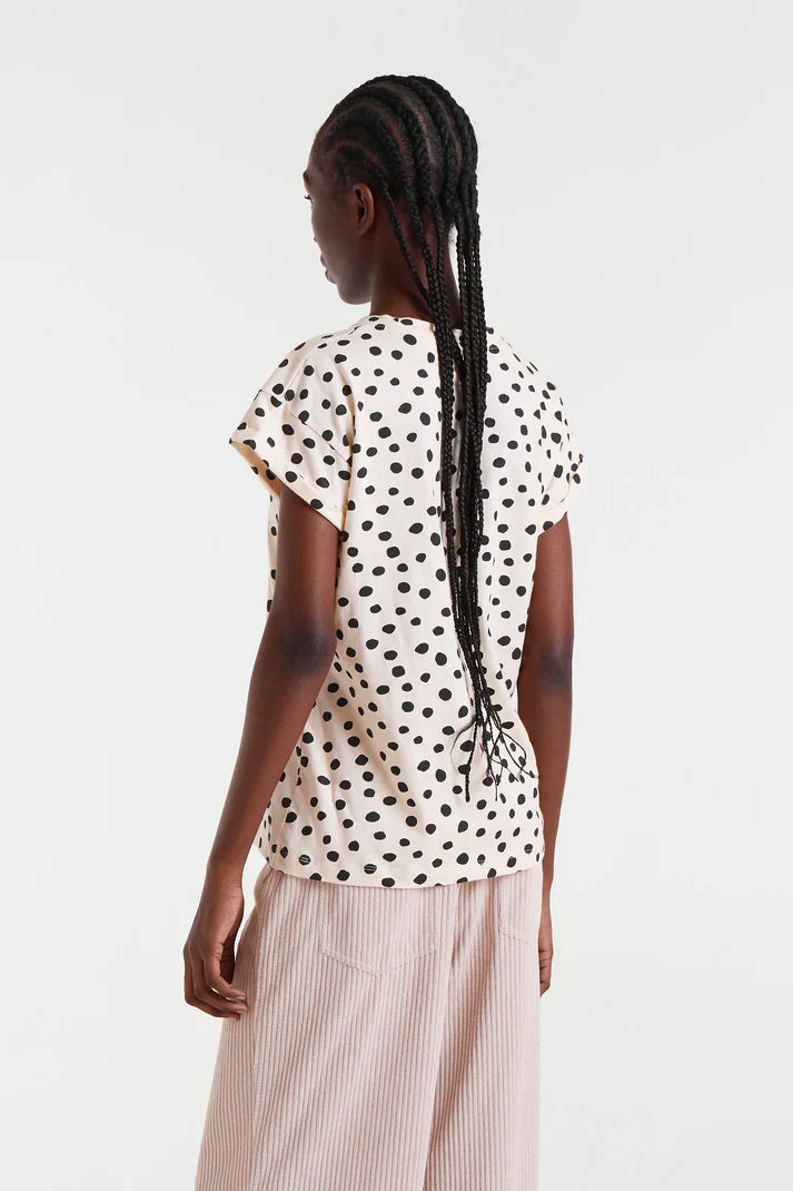 Vista trasera de la Camiseta Tano Dots de Compañía Fantástica Crudo y Negro, mostrando su caída recta y diseño de topos en toda la prenda.