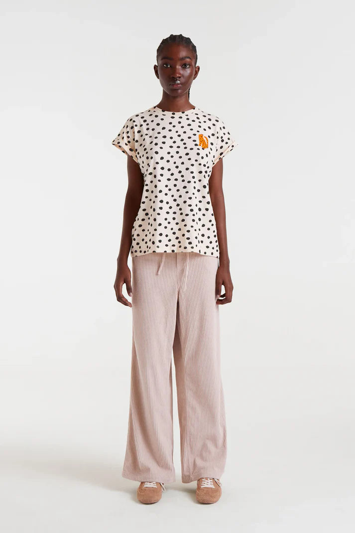 Camiseta Tano Dots de Compañía Fantástica Crudo y Negro de corte recto y manga corta, ideal para outfits relajados y cómodos en primavera-verano.
