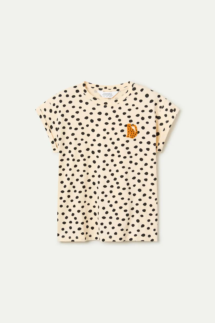 Camiseta Tano Dots de Compañía Fantástica Crudo y Negro en plano, con estampado de topos negros y detalle bordado naranja en el pecho izquierdo.