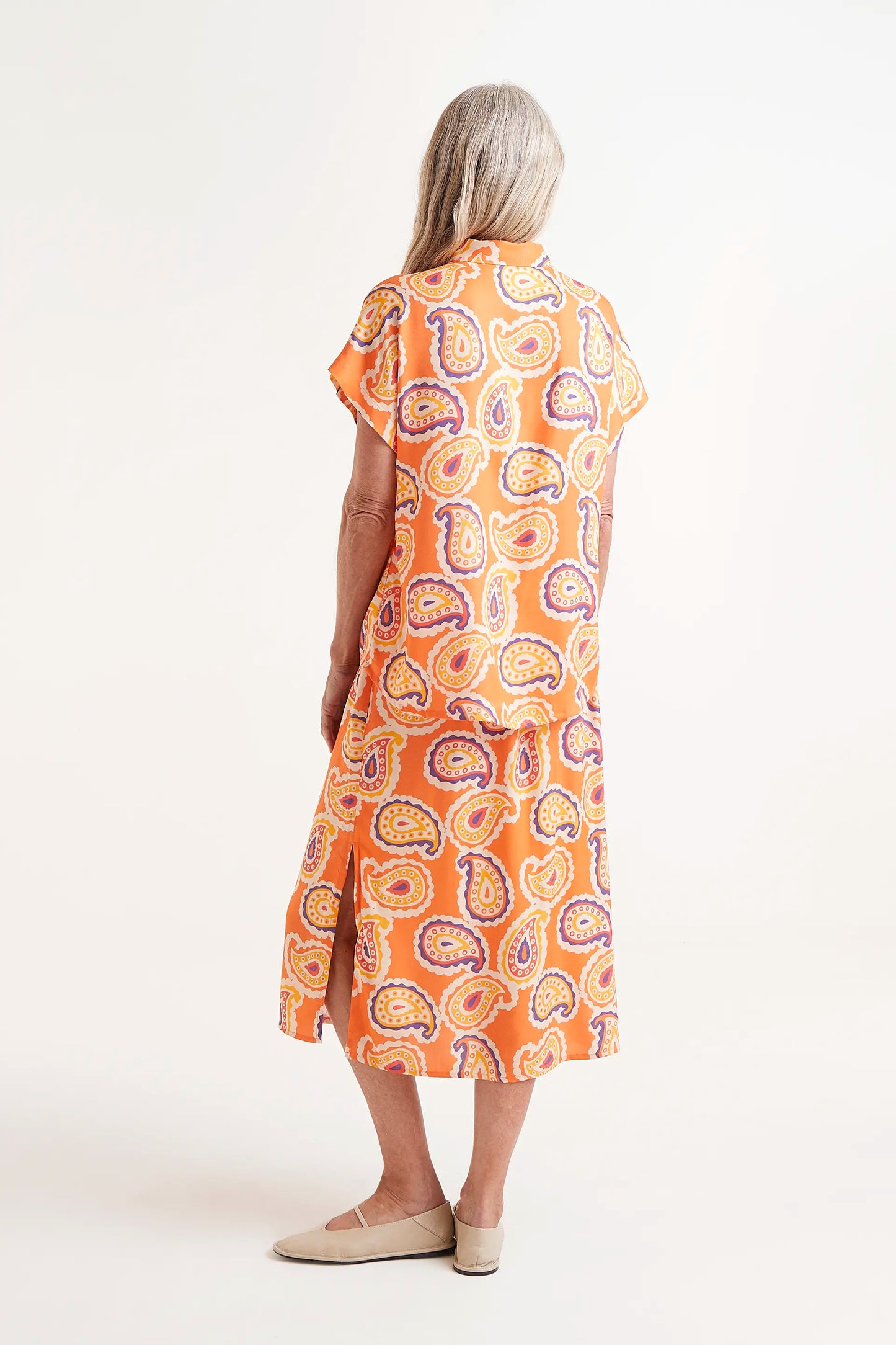 Camisa Manga Corta Estampado Ameba. Camisa de manga corta con estampado abstracto en tonos suaves.