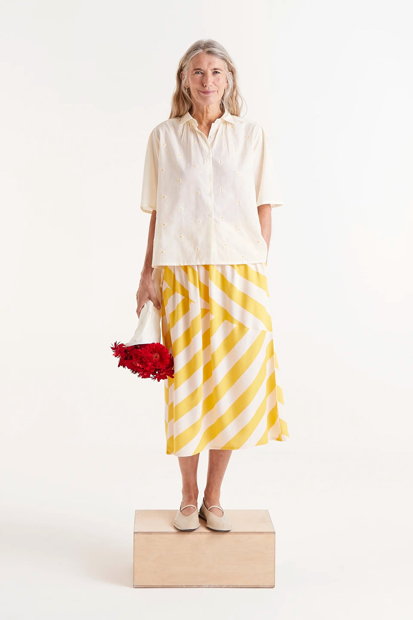 Camisa Manga Corta Estampado De Margaritas. Camisa de manga corta con margaritas en contraste.