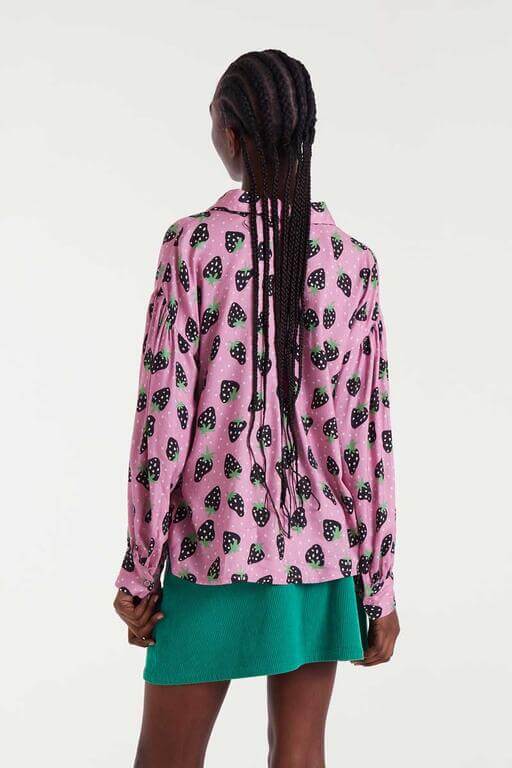 Camisa rosa de mujer con estampado de fresas negras y hojas verdes, manga larga y cuello camisero de Compañía Fantástica