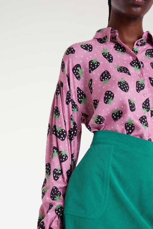 Camisa rosa de mujer con estampado de fresas negras y hojas verdes, manga larga y cuello camisero de Compañía Fantástica
