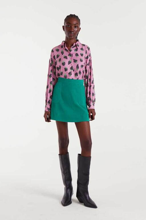Camisa rosa de mujer con estampado de fresas negras y hojas verdes, manga larga y cuello camisero de Compañía Fantástica