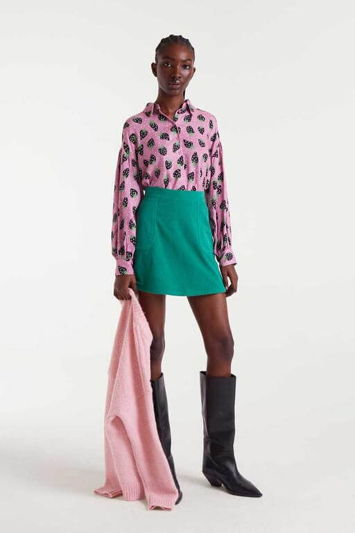 Camisa rosa de mujer con estampado de fresas negras y hojas verdes, manga larga y cuello camisero de Compañía Fantástica