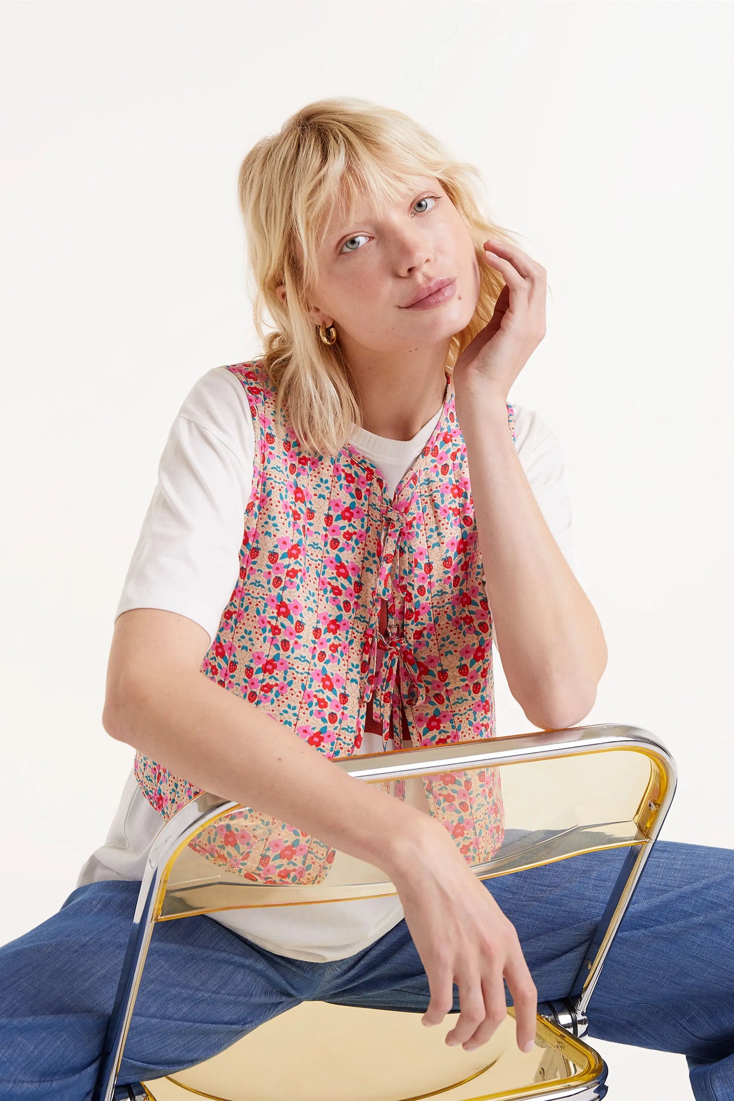 Chaleco Con Lazos Estampado Sugar. Chaleco acolchado con estampado floral multicolor y lazos en la parte delantera.