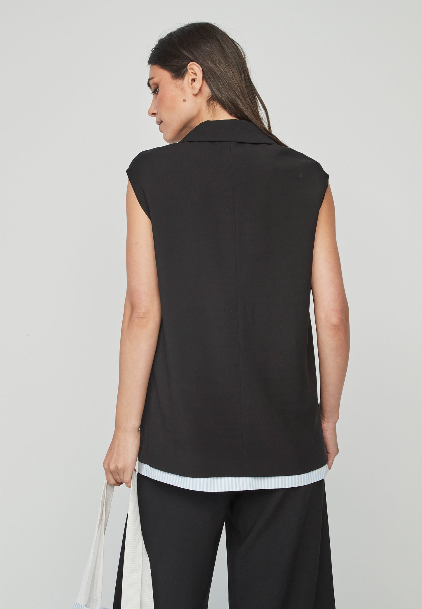 Chaleco Rasen Unique largo negro sin mangas con botón central. Diseño sofisticado ideal para looks elegantes o combinaciones casuales.