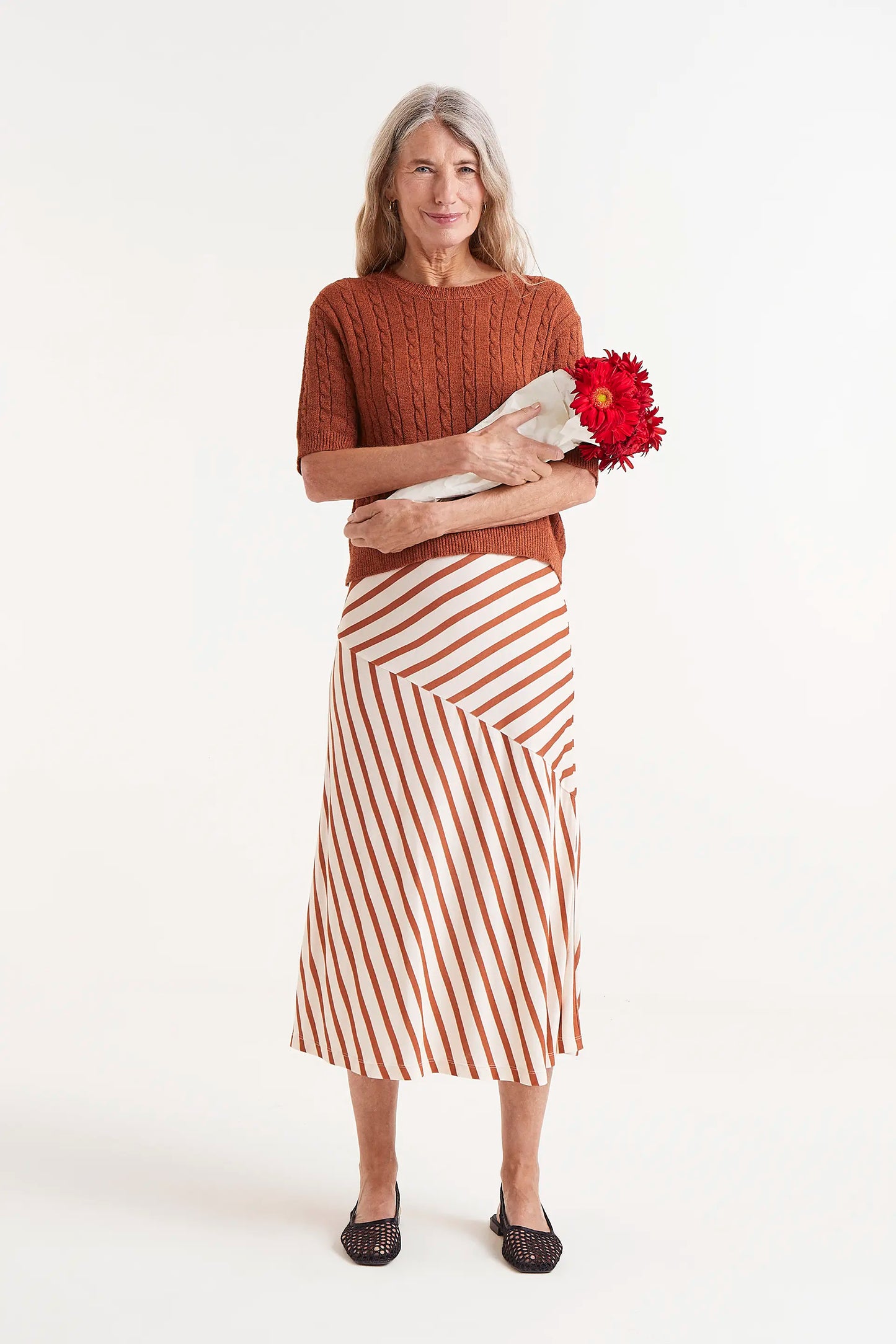 Falda Midi Estampado De Rayas Bongo. Falda midi de rayas diagonales marrón y blanco con cintura ajustable.