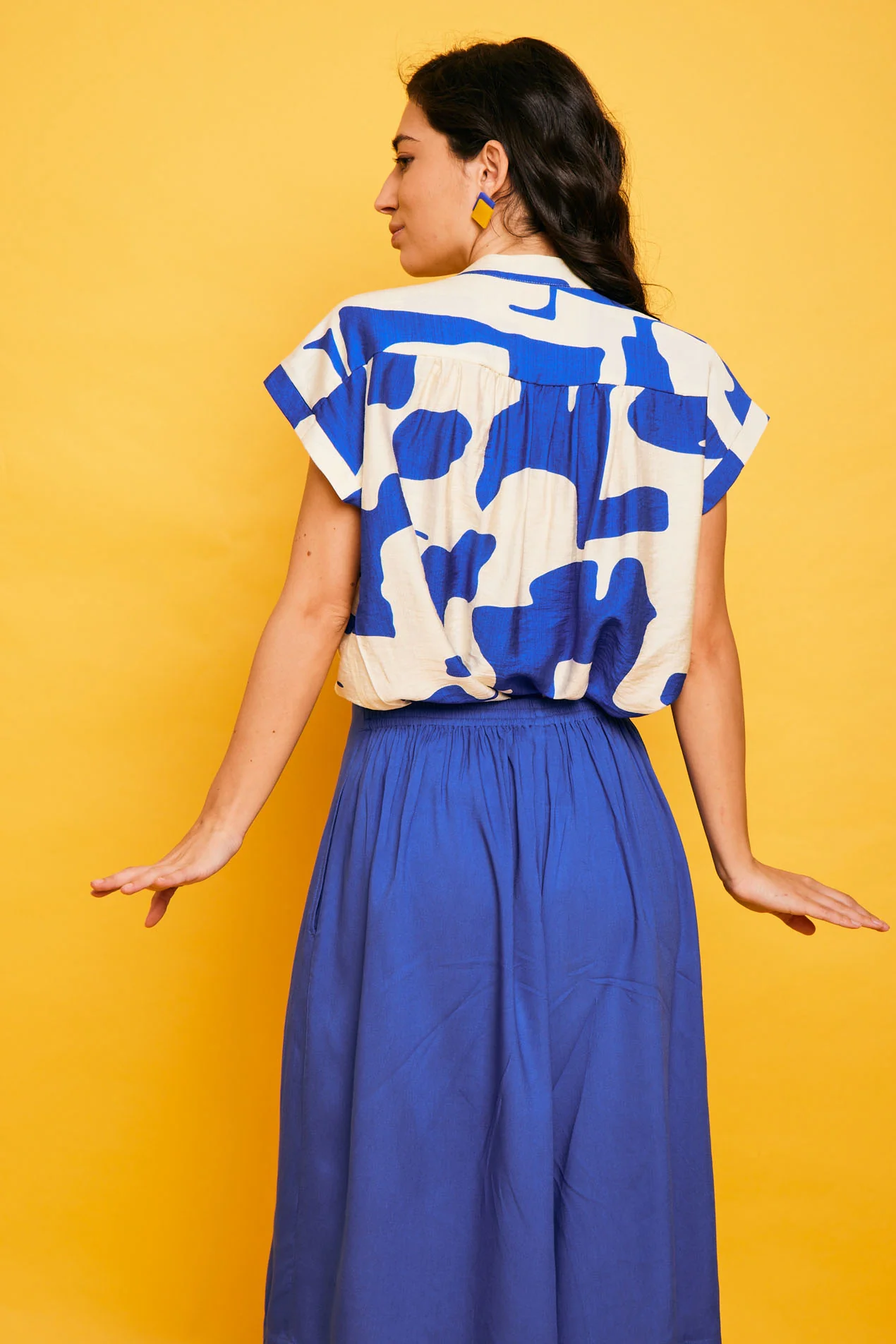 Falda Pantalón Palmar Azul Smile midi con vuelo y cintura alta. Diseño fluido en azul intenso, ideal para primavera-verano con estilo elegante.