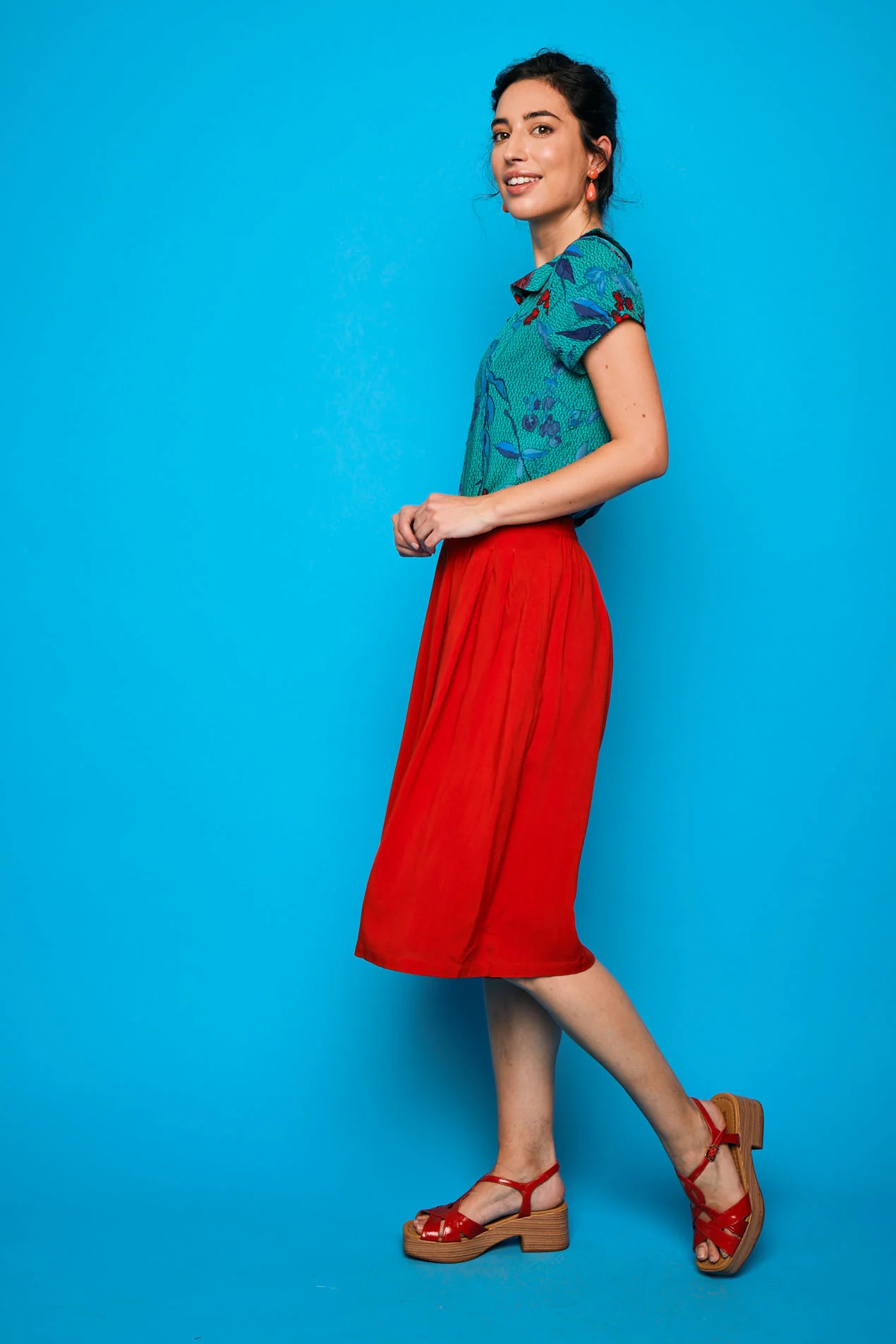 Falda Pantalón Palmar Rojo Smile midi con vuelo y cintura alta. Diseño fluido en rojo intenso, ideal para primavera-verano con estilo y comodidad.