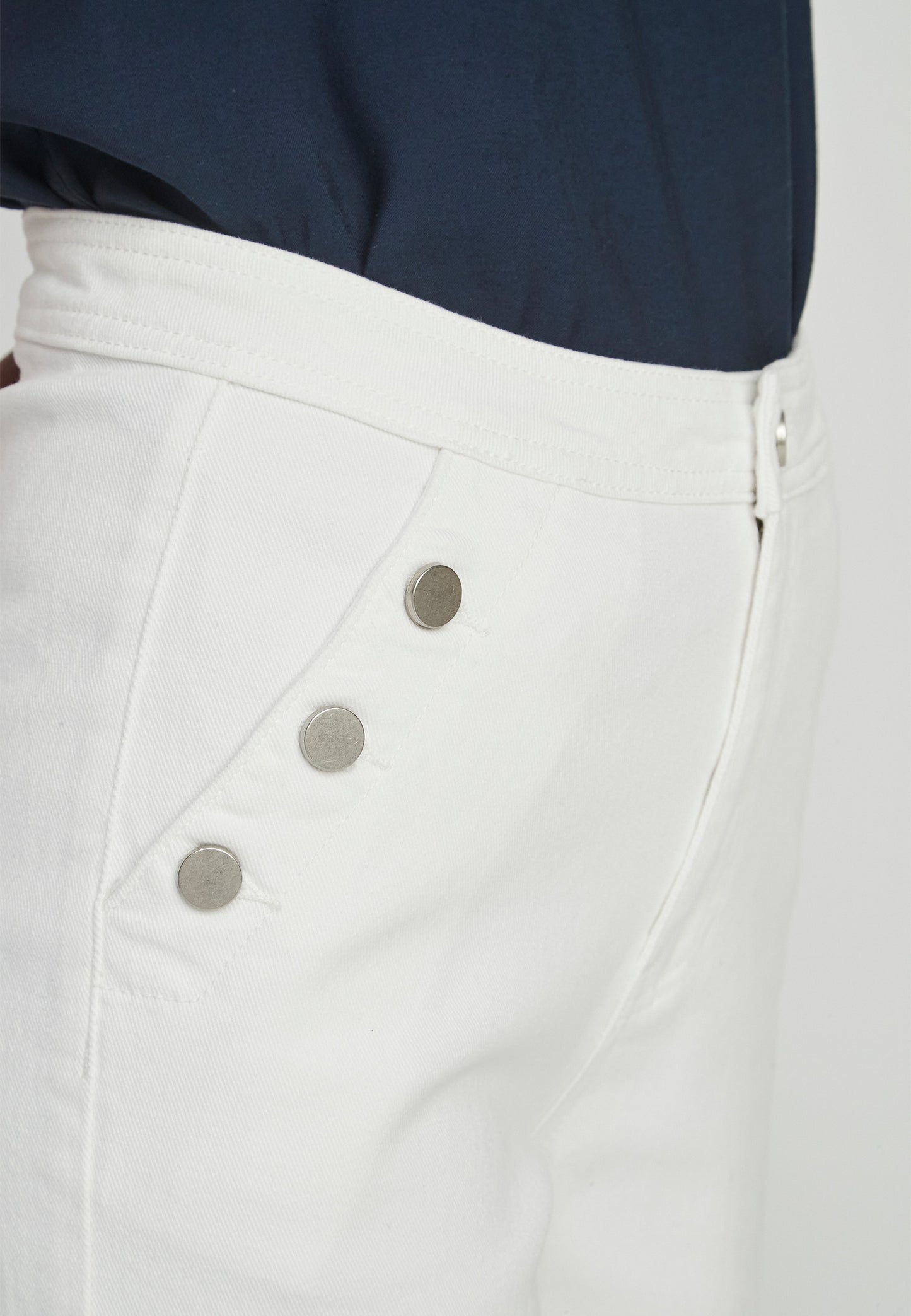 Pantalón Ayaori Unique blanco de corte amplio con botones laterales, ideal para un look sofisticado y relajado en primavera-verano.