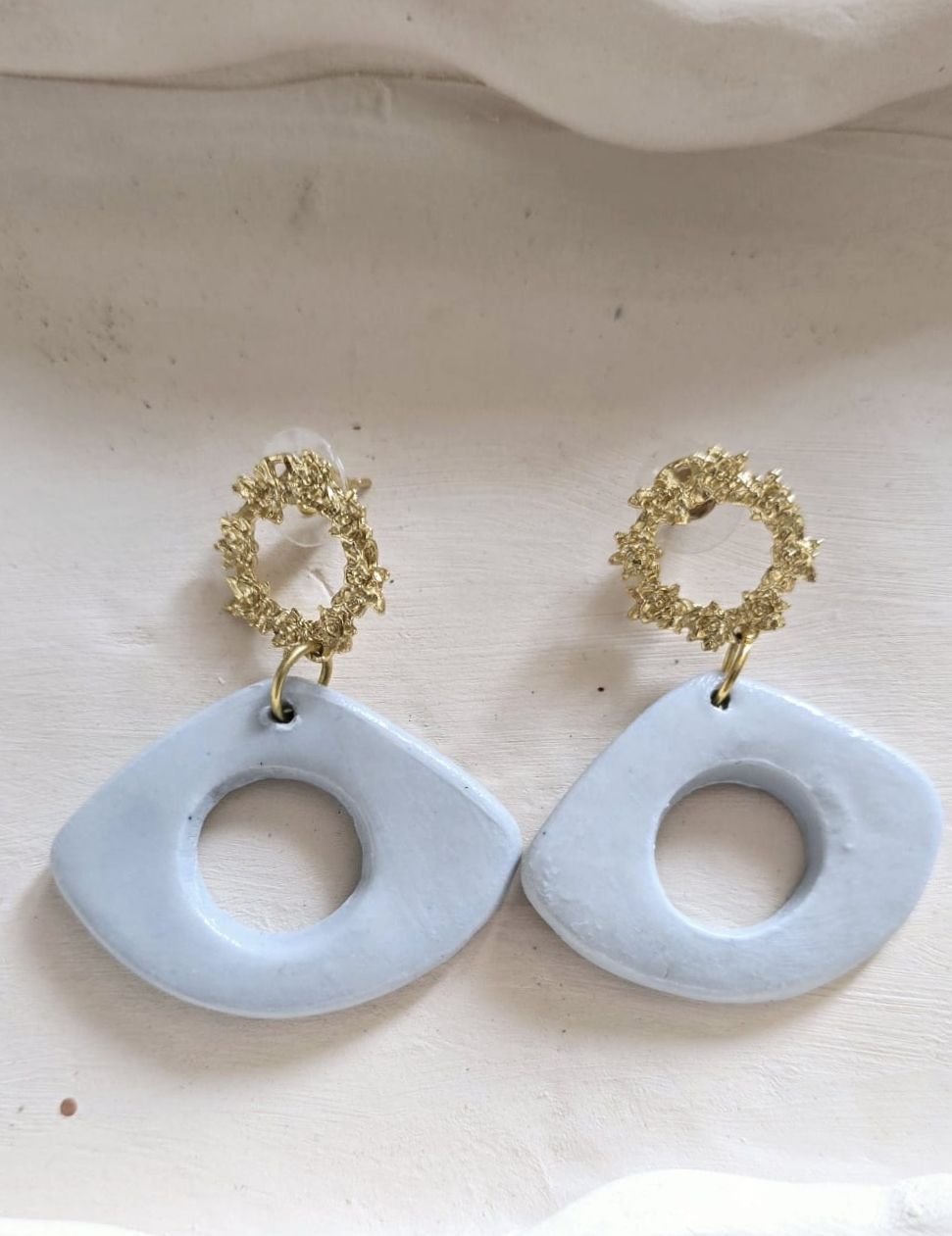 Pendientes Mykonos, inspirados en la famosa isla griega conocida por su belleza blanca y azul, sus aguas cristalinas y su ambiente sofisticado pero relajado.