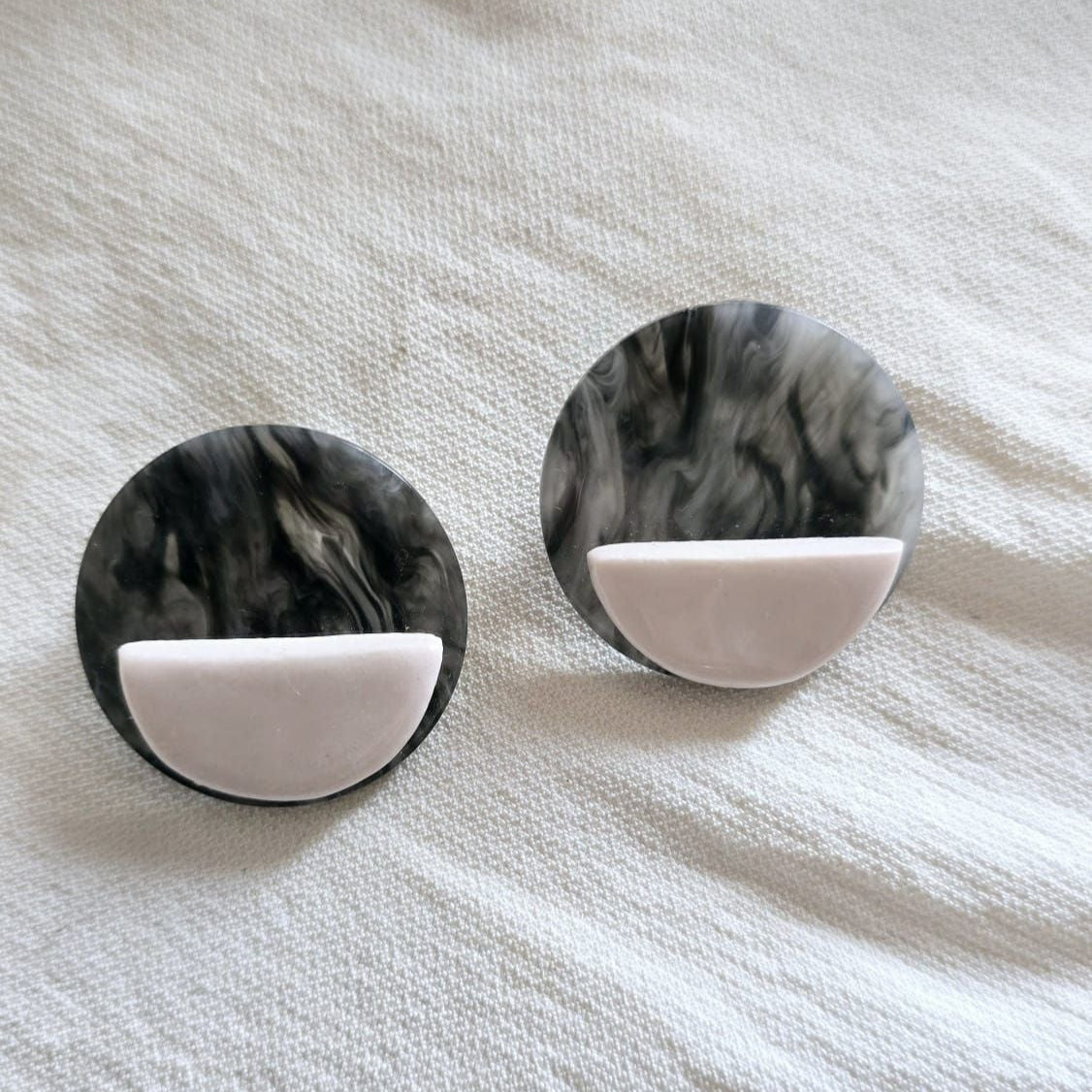 Pendientes Oslo, inspirados en la elegancia minimalista y el diseño contemporáneo característico de la capital noruega.