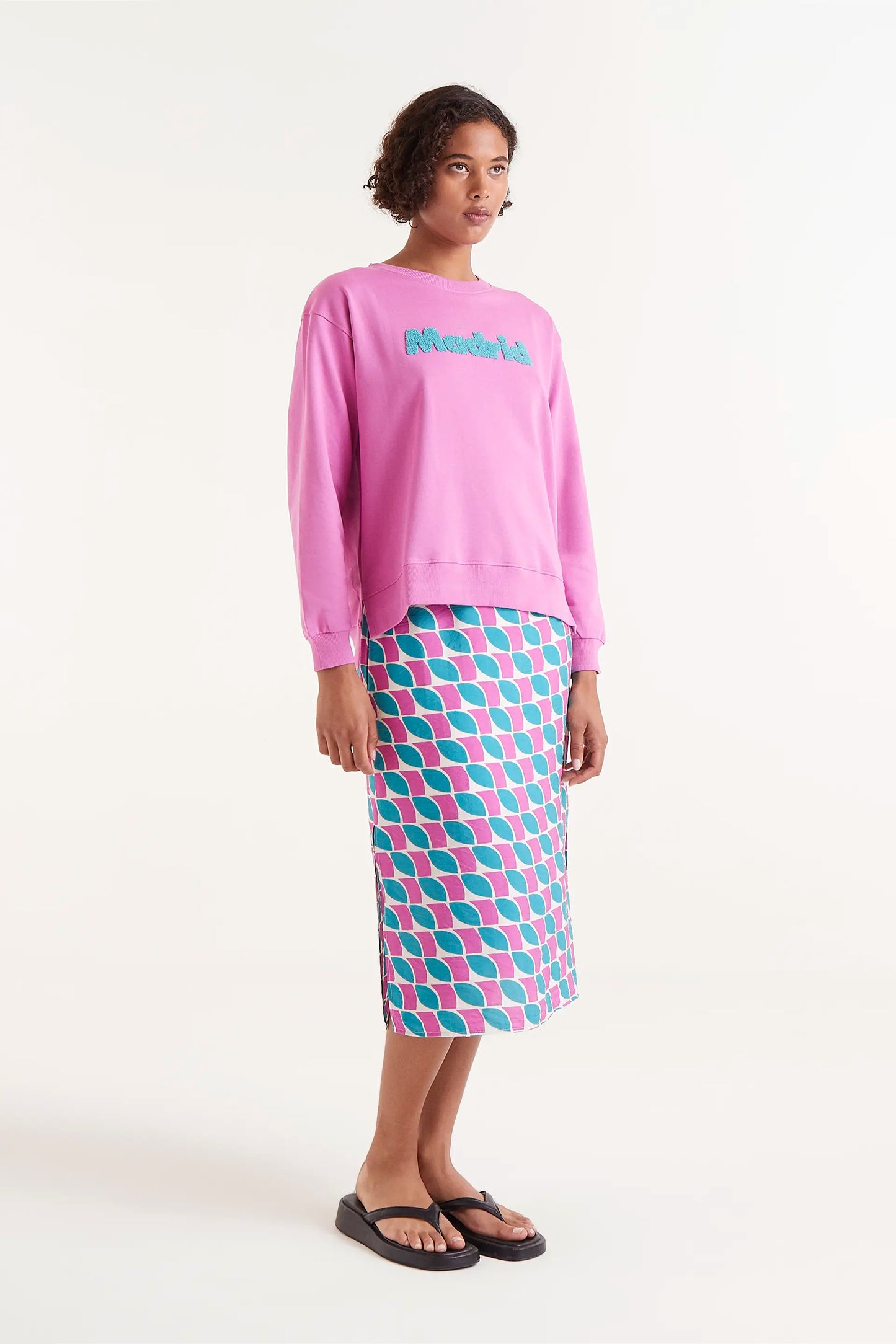 Sudadera Print Madrid. Sudadera rosa con bordado en relieve 'Madrid' en azul.