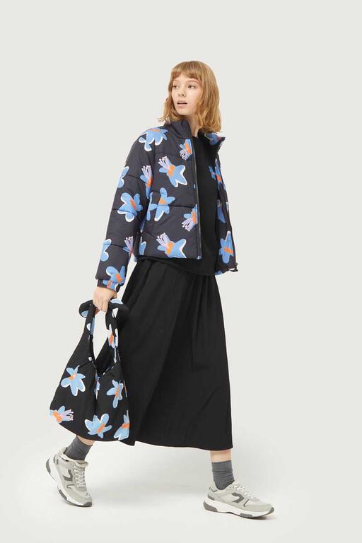 Sudadera-Con-Parche-De-Flor-Negra-Compañía Fantástica