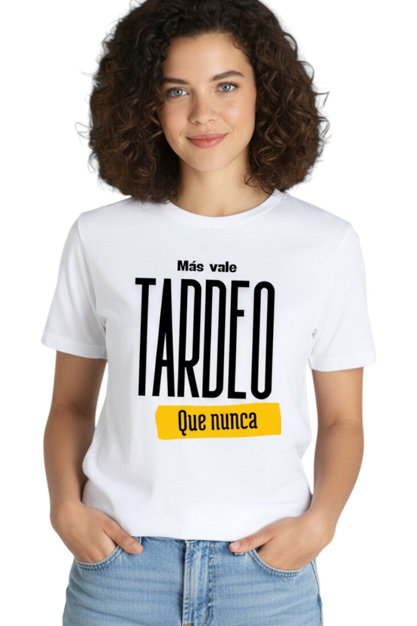 CAMISETA MAS VALE TARDEO QUE NUNCA