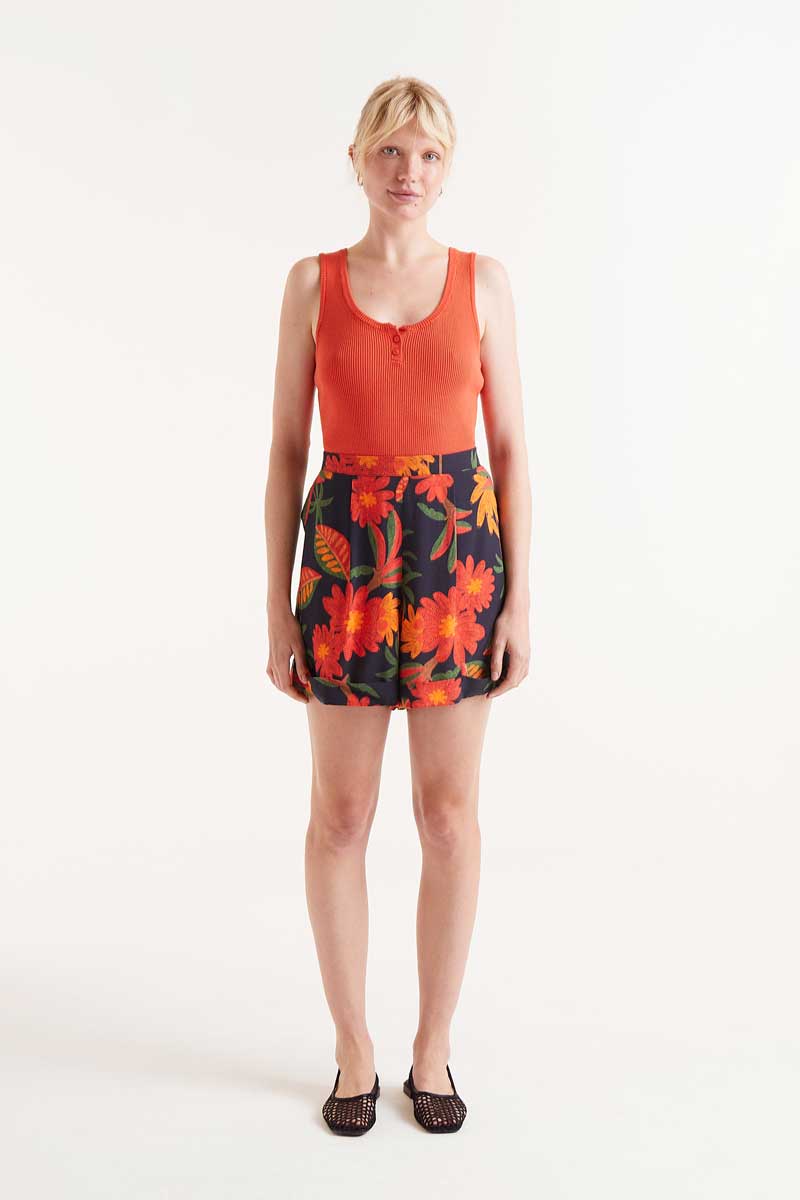 Top Punto Botones Naranja - Marca Compañía Fantástica sin mangas, de punto elástico y escote redondo, ideal para primavera-verano. Diseño ajustado y cómodo para mujer.