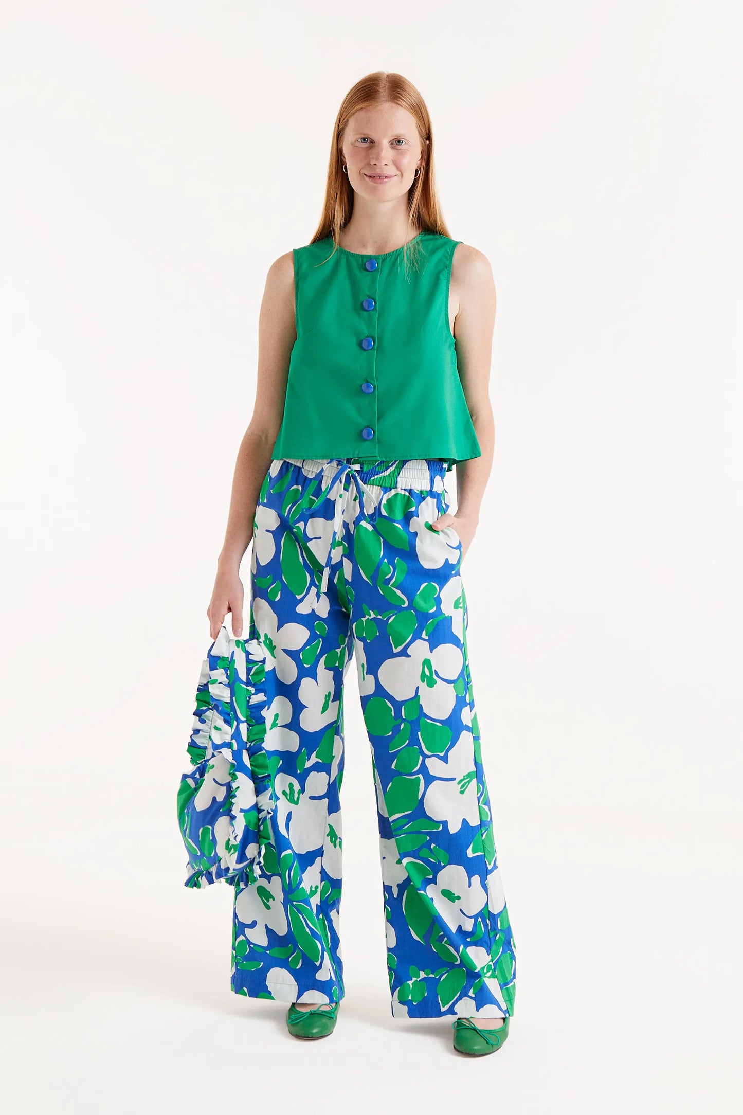 Top Sin Mangas Con Botones Verde. Top verde sin mangas con botones azules al frente.