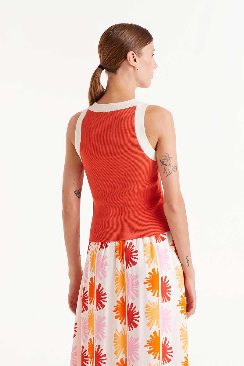 Top Tirantes Bicolor Naranja Compañía Fantástica con diseño retro y moderno, ideal para looks veraniegos y frescos de la temporada primavera-verano.