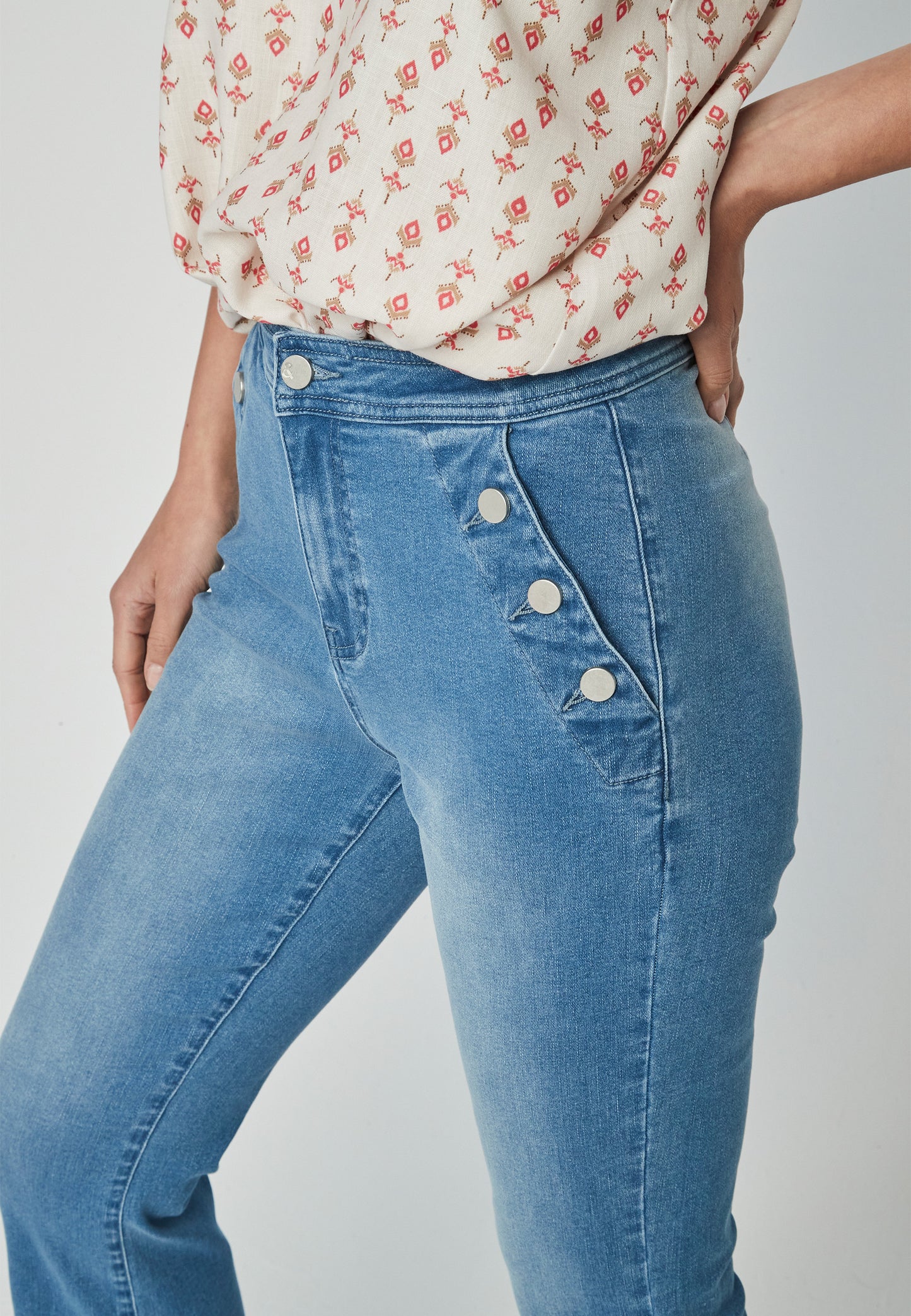 Jeans Kurai Unique con botonadura lateral en madera reciclada y corte bootcut. Diseño retro ideal para un look sofisticado y moderno.