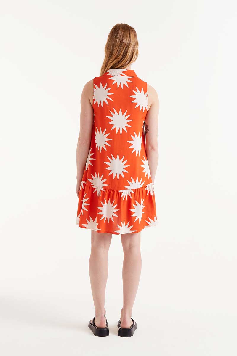 Vestido-Corto-Sin-Mangas-Big-Sun-Marca-Compañía-Fantástica en color naranja con estampado de soles blancos, ideal para primavera-verano.