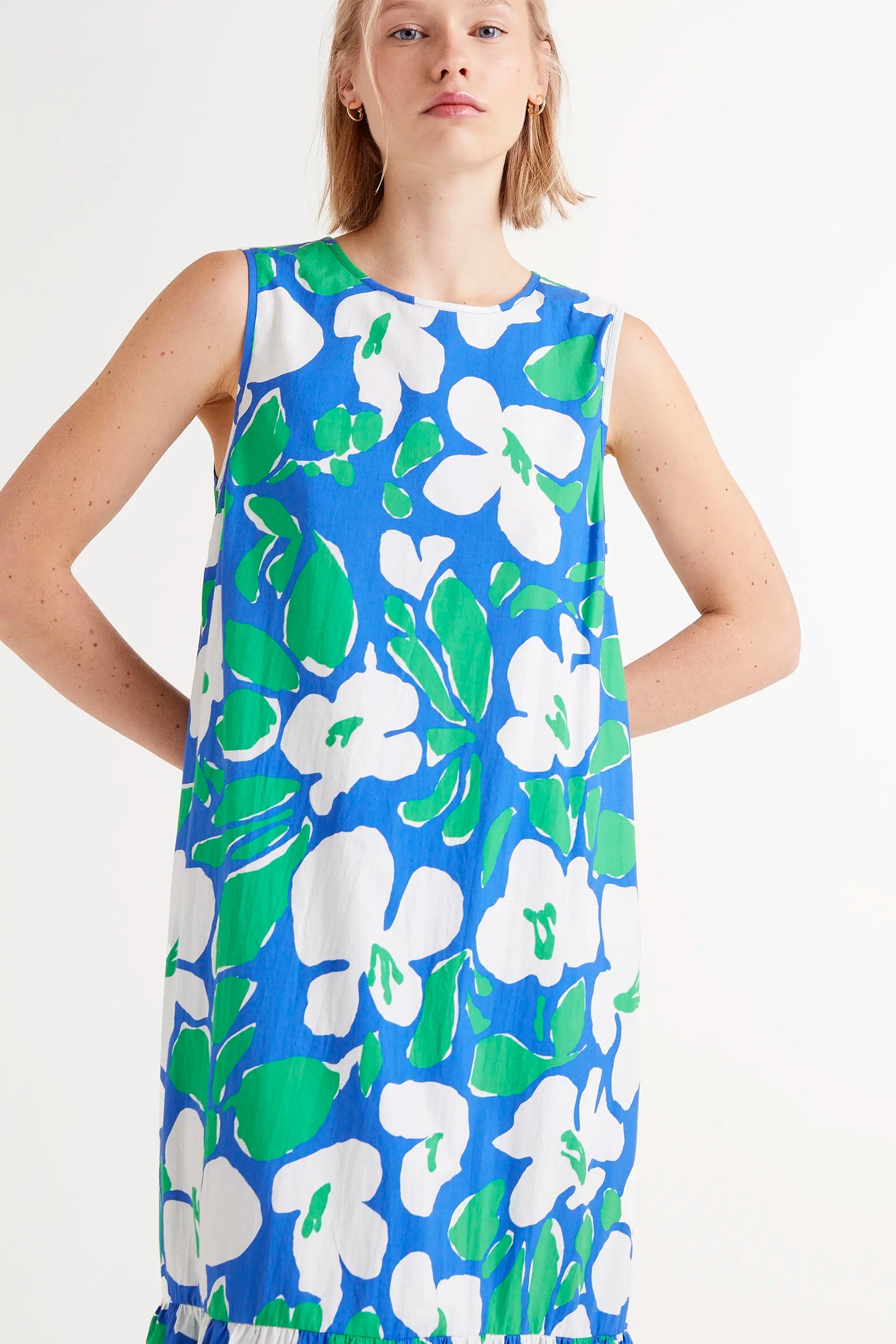 Vestido Largo Estampado Floral Bosco. Vestido largo sin mangas con estampado de flores en azul y verde.