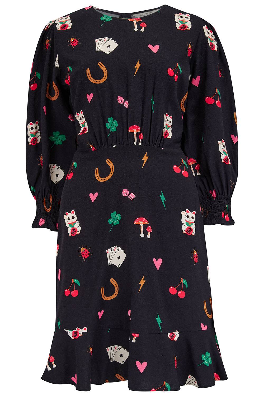 Vestido Lorelei de Sugar Hill Brighton en color negro con estampado de amuletos. Diseño de manga tres cuartos y falda con vuelo, 100% viscosa LENZING™ ECOVERO™.