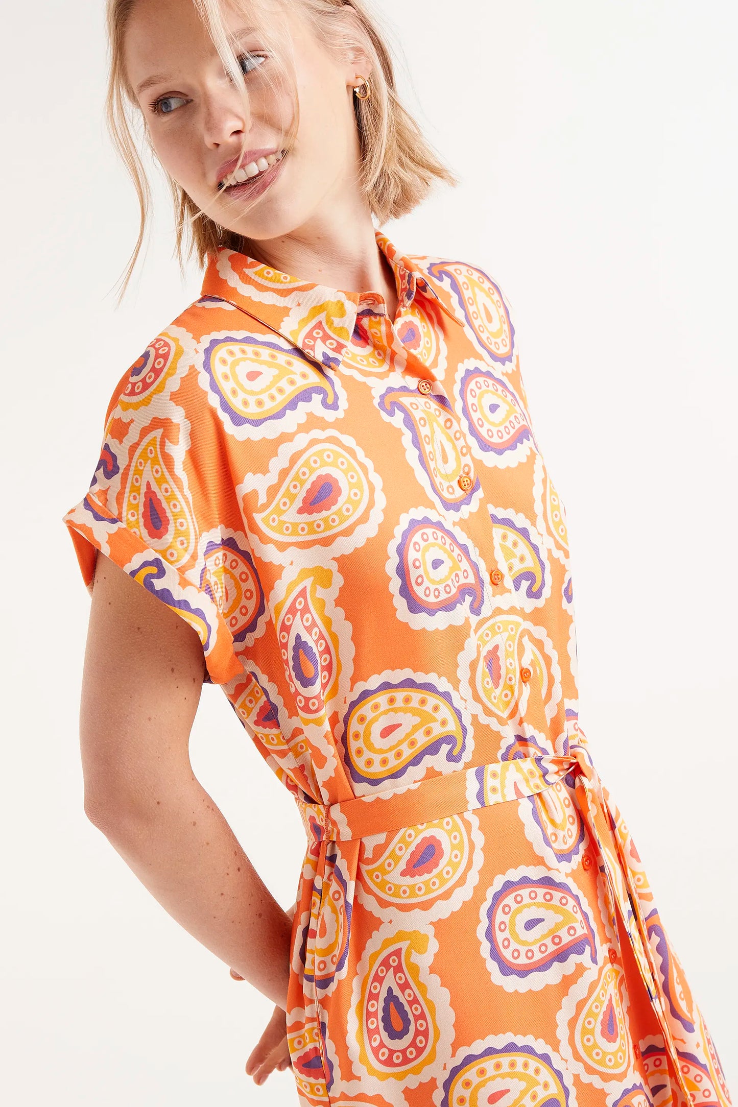 Vestido Midi Camisero Estampado Ameba. Modelo con vestido midi camisero estampado en tonos vibrantes.