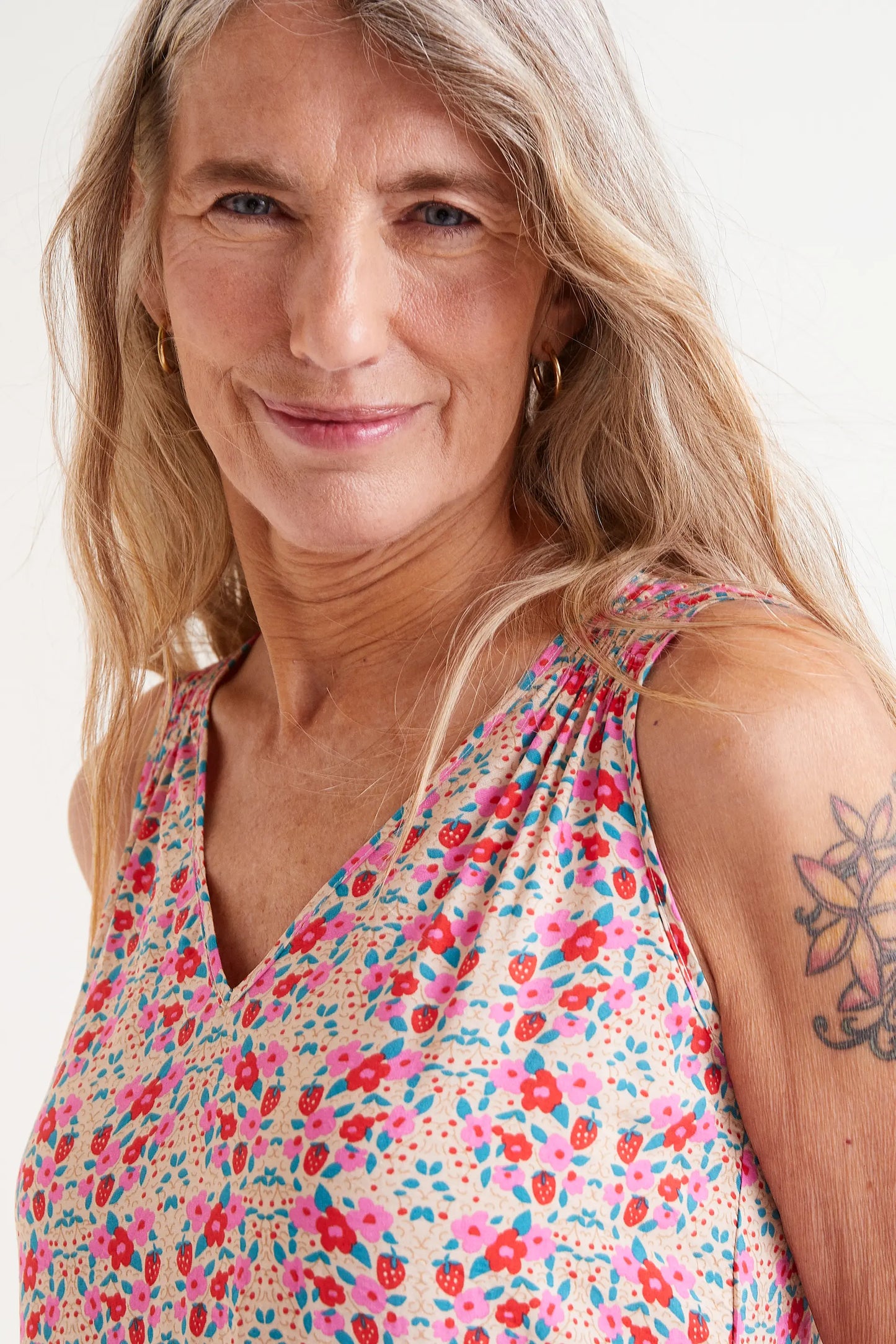 Vestido Midi Tirantes Estampado Sugar. Modelo con vestido midi de tirantes con estampado floral en tonos pastel.