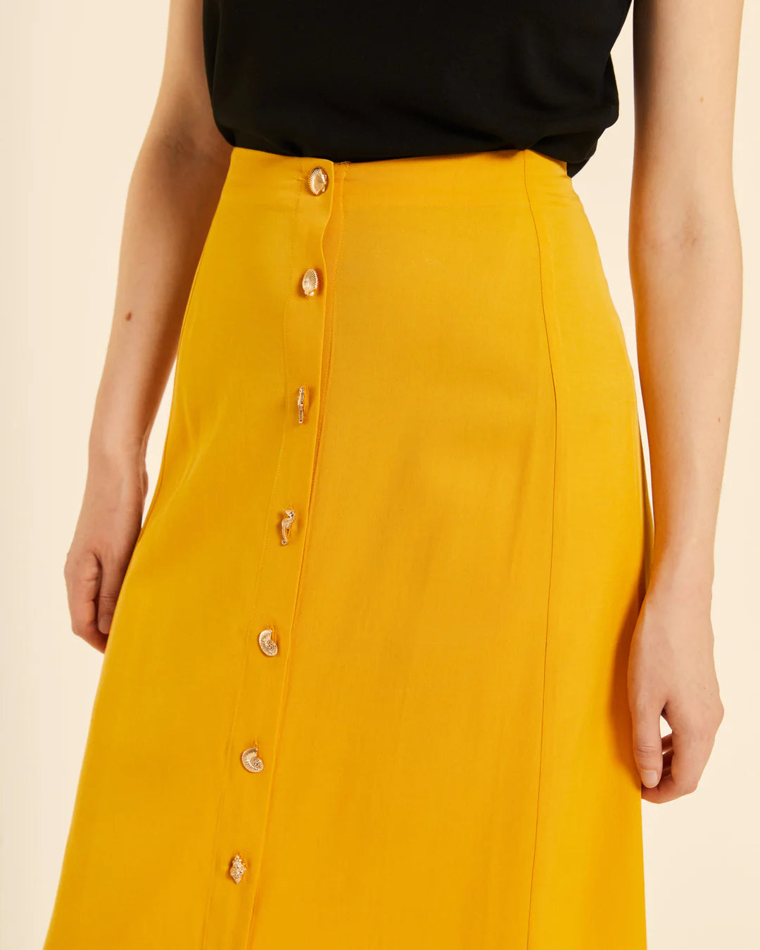 Falda midi abotonada amarilla