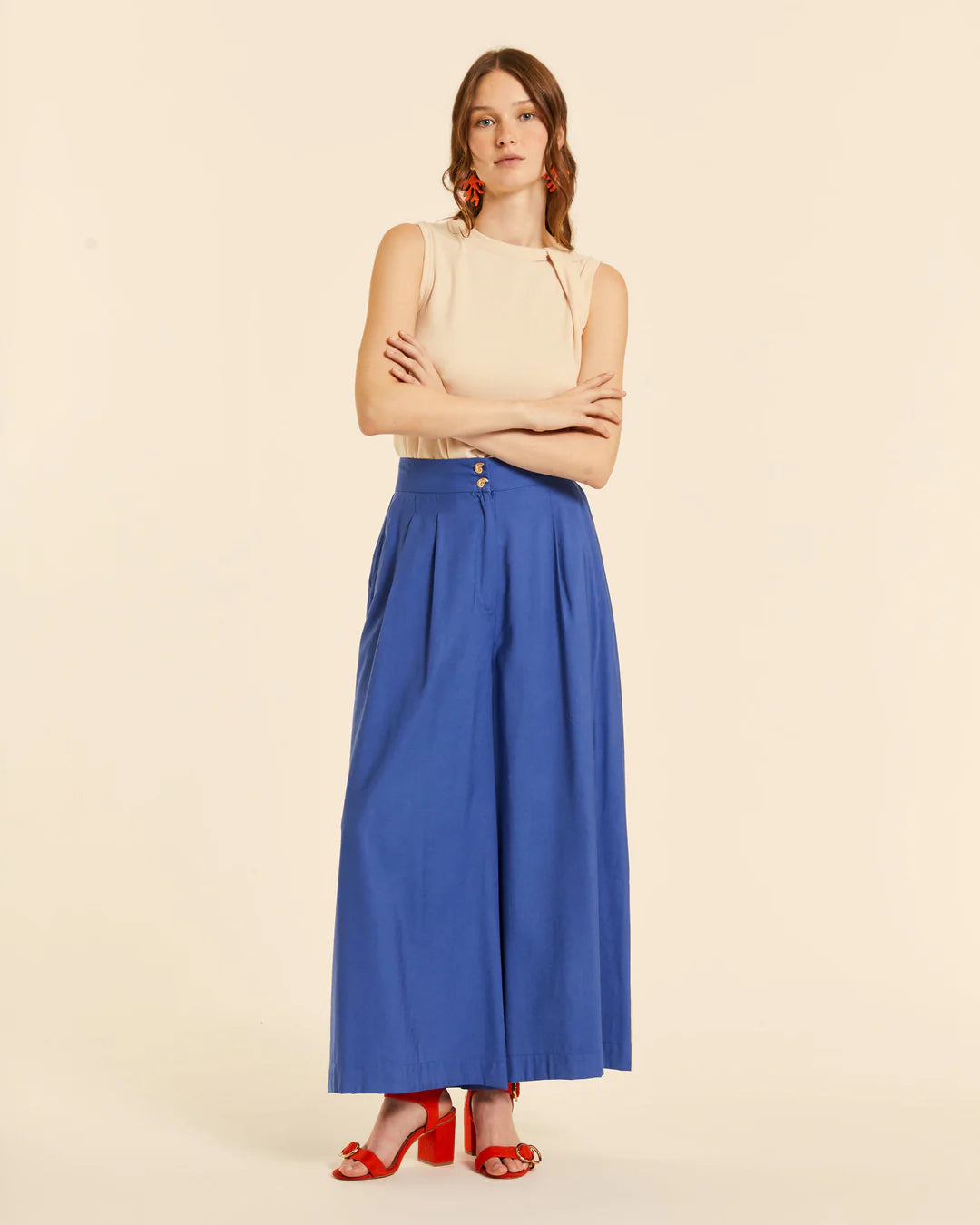 Pantalón fluido con pinzas azul