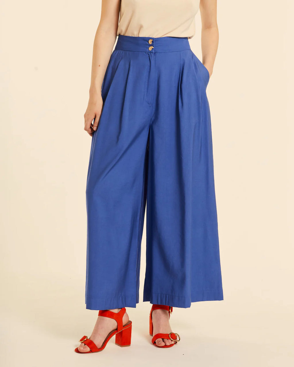 Pantalón fluido con pinzas azul
